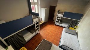 Cette petite chambre comprend 2 lits superposés. dans l'établissement Albergue La Estación, à Llanes
