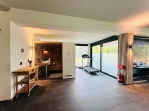 Habitación con cocina y escritorio en una casa en Aqua Aura - Deluxe Spa Getaway with Sauna & Pool, en Stegen