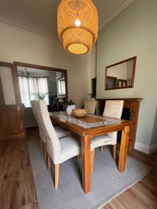 - une salle à manger avec une table et des chaises en bois dans l'établissement Liverpool Victorian Townhouse - 3 Bedrooms, à Liverpool