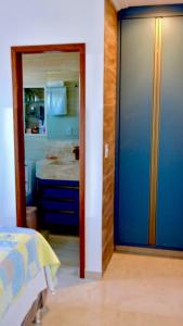 una camera con porta per una camera con letto di Casa De Graziele & Nicolas a Itaberaba