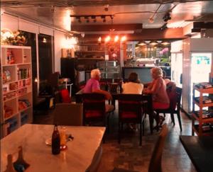 Restoran atau tempat lain untuk makan di Plus 2 Condo Phuket by ABCD
