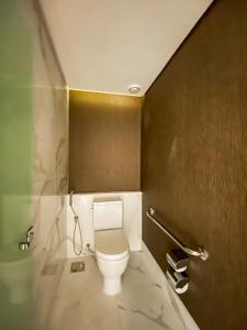 W pokoju znajduje się łazienka z białą toaletą. w obiekcie Hotel Nacional Rio de Janeiro - OFICIAL w mieście Rio de Janeiro
