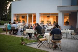 een groep mensen aan tafel in een restaurant bij Borgo del Faro in Fano