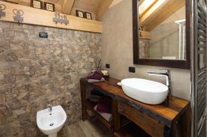 uma casa de banho com um lavatório e um WC em Chalet Da Florin em Livigno