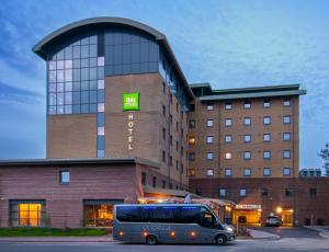 a bus parked in front of a hotel at ibis Styles London Gatwick Airport in Crawley