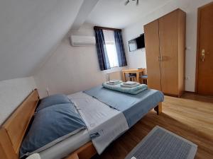 Un pat sau paturi într-o cameră la Guest House Matej & Mateja