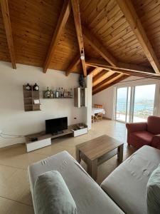 ein Wohnzimmer mit einem Sofa und einem TV in der Unterkunft L.T. Apartment 5th street in Sarandë