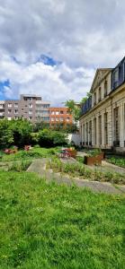 park w mieście z budynkami i zieloną trawą w obiekcie Appartement confort Clichy JO 2024 w mieście Clichy