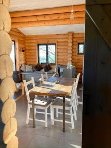 - une salle à manger avec une table et des chaises dans une cabine dans l'établissement Private Mountain Log Cabin with amazing panoramic sunset views at small scale nature resort, à Cabeceiras de Basto