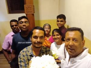 un grupo de personas posando para una foto con un pastel en Vino Villa Tourists & Local Accommodations - 24 Hrs, en Kandy