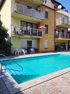 una piscina di fronte a un edificio di Balaton Beach Apartman a Siófok