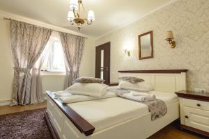 a bedroom with two beds and a window at Green Garden Avrig in Avrig