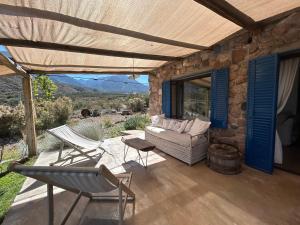 a patio with a couch and a table and chairs at Casita de ensueño Andes Crucecita in Las Compuertas
