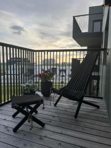 Balkón nebo terasa v ubytování Suburbs of Reykjavík, new beautiful apartment, next door to nature