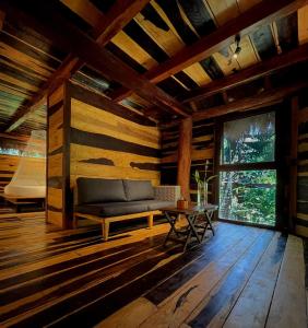 - un salon avec un canapé et une table dans l'établissement Treehouse Tulum H2Ojos, à Tulum