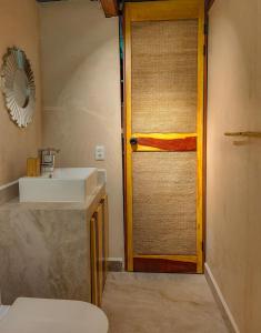 uma casa de banho com um lavatório e um espelho em Treehouse Tulum H2Ojos em Tulum