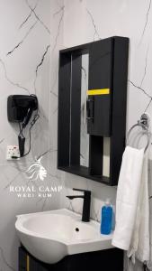 Ένα μπάνιο στο ROYAl WADI RUM CAMP