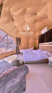 Ένα ή περισσότερα κρεβάτια σε δωμάτιο στο ROYAl WADI RUM CAMP