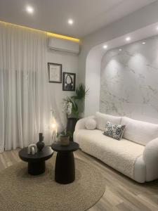 Posezení v ubytování Khroma Luxury Suite 1 Beach front apartment