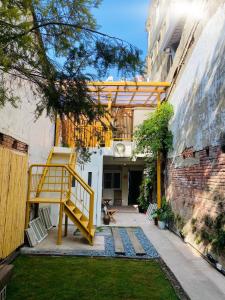 una escalera amarilla en el patio de un edificio en 捉鳳凰 台南百年老宅包棟導覽民宿系列Catchphoenix Centennial Guesthouse en Tainan