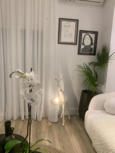 Postel nebo postele na pokoji v ubytování Khroma Luxury Suite 1 Beach front apartment