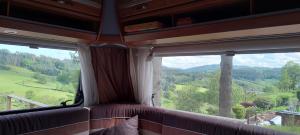 una vista dall'interno di un treno che guarda fuori dalla finestra di Gezellige luxe caravan met zwembad in zuid- Bourgogne a Anglure-sous-Dun