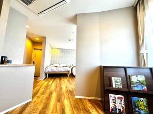Resort Stay Spa Tsurumi في بيبو: غرفة بسرير في زاوية الغرفة