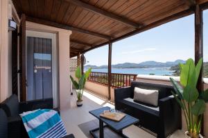 un balcón con vista al mar en Harenae Beach Gataway by Wonderful Italy, en Porto Rotondo 15 fotos más