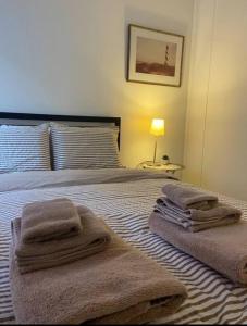 - une chambre avec un lit et des serviettes dans l'établissement Cozy accommodation in Chelsea, à New York