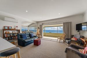 TV a/nebo společenská místnost v ubytování Lakeview Scope - Tauranga Taupo Retreat