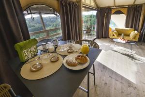 einen Tisch mit zwei Teller Essen und Orangensaft in der Unterkunft Azienda Agricola Le Querce in Palaia