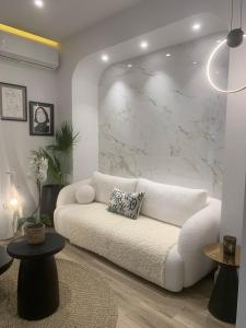 Posezení v ubytování Khroma Luxury Suite 1 Beach front apartment