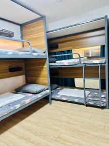 Postel nebo postele na pokoji v ubytování 安家青年寓舍深圳北站店Anjia Youth Hostel Shenzhen Railway North Branch