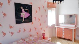 - une chambre avec une fille en robe rose sur un mur dans l'établissement 2 bedrooms apartement with enclosed garden and wifi at Tortora Marina, à Praia a Mare