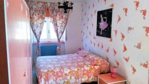 - une petite chambre avec un lit et une fenêtre dans l'établissement 2 bedrooms apartement with enclosed garden and wifi at Tortora Marina, à Praia a Mare