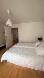 Postel nebo postele na pokoji v ubytování Swiss Paradise Weggis