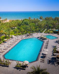 - une vue sur la piscine et la plage dans l'établissement Miramare Beach Hotel - Ultra All Inclusive, à Sidé