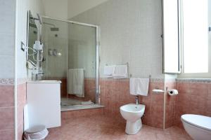 カゼルタにあるRooms & Apartment, A due Passiのトイレ、シャワー、洗面台を備えたバスルーム