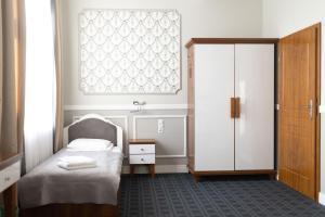 um pequeno quarto com uma cama e uma janela em Hotel Kamienica em Siedlce