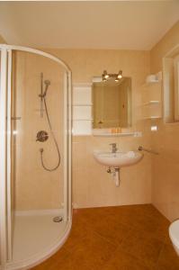 uma casa de banho com um chuveiro e um lavatório. em Gasthaus Jaufenblick em San Martino