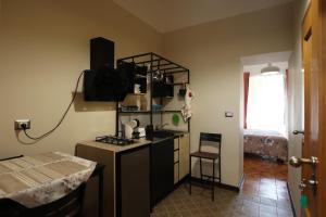 カゼルタにあるRooms & Apartment, A due Passiの小さなキッチン(コンロ、カウンタートップ付)