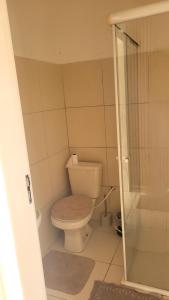 een kleine badkamer met een toilet en een douche bij Loft Individual Aconchegante in Rio Grande