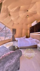 um quarto com uma cama grande numa tenda em RUM ROYAL BUBBLES lUXURY CAMP em Wadi Rum