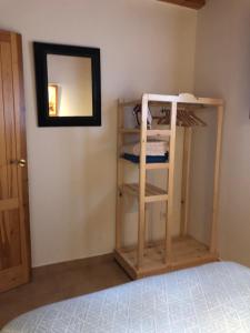 Habitación con litera y espejo. en Valvanera 30, en Berceo