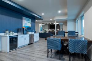 kuchnia i jadalnia ze stołem i krzesłami w obiekcie Soka Suites Dallas - Las Colinas w mieście Irving