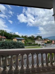 een uitzicht vanaf het balkon van een huis bij Hotel Paquito in Nova Gorica