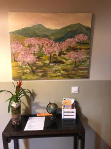 una pintura en una pared con una mesa con una pintura en Valvanera 30 en Berceo