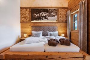 1 dormitorio con 2 camas y una foto en la pared en Bergchalet 2 en Freyung
