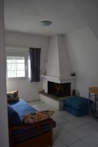 Summer House with sea view and garden في كريوبيجي: غرفة معيشة بها سريرين ومدفأة