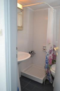 Summer House with sea view and garden في كريوبيجي: حمام مع حوض استحمام ومغسلة ومرحاض